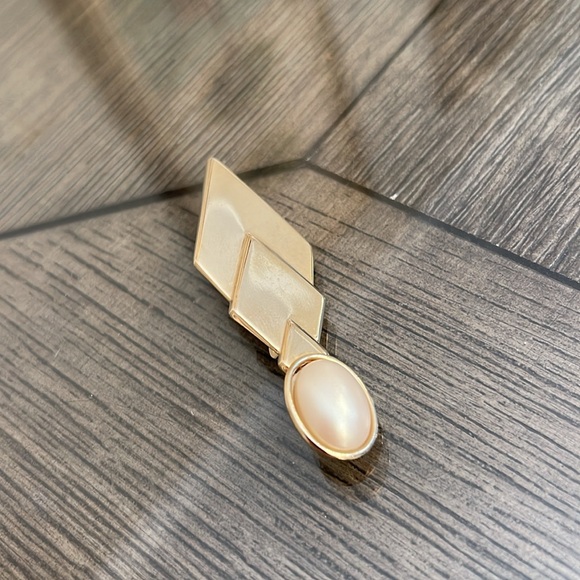 Art Deco Style Pin with Faux Oval Pearl Cabochon - Picture 13 of 14